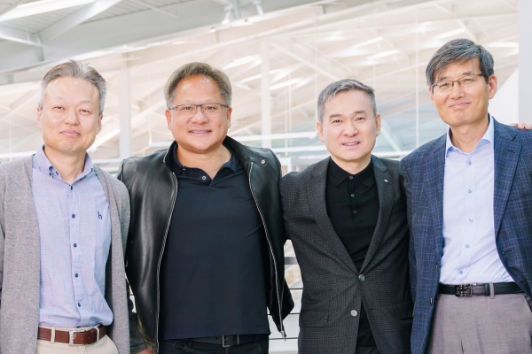 (왼쪽부터) 이상민 LG유플러스 FC부문장 전무, 젠슨 황 엔비디아 CEO, 하현회 LG유플러스 부회장, 전병욱 LG유플러스 CSO 전무가 협력을 다짐하고 있다.