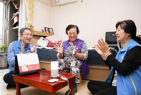 김모 할머니(강북구 번동, 64세)가 SK텔레콤 ‘인공지능 돌봄’ 서비스가 제공하는 ‘두뇌톡톡’을 통해 인지능력 강화 훈련을 하고 있다.
