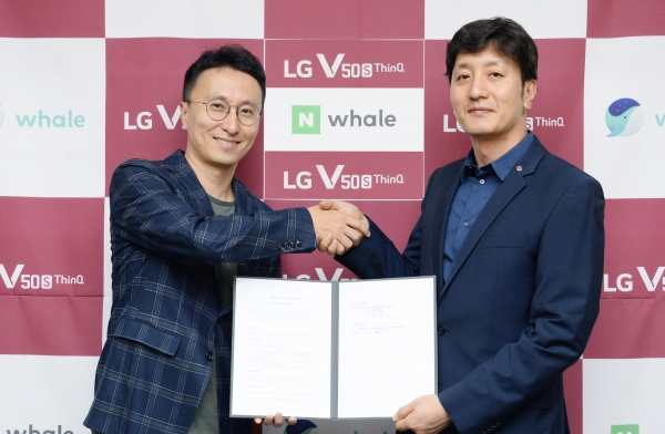 네이버 김효 웨일 리더(왼쪽)와 LG전자 오승진 모바일마케팅담당이 22일 경기 성남시 분당구에 위치한 그린팩토리에서 ‘웨일 브라우저 모바일 최적화 기술’을 공동 개발하기로 하는 업무협약을 체결했다.