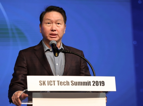 최태원 SK 회장이 28일 서울 광진구 워커힐 호텔에서 열린 ‘SK ICT 테크 서밋 2019)’ 개막식에서 개회사를 하고 있다.