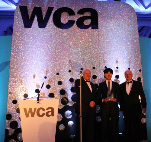 30일(현지시간) 영국 런던에서 개최된 '월드 커뮤니케이션 어워드' 시상식에 참석한 SK텔레콤 매니저가 수상하고 있다.