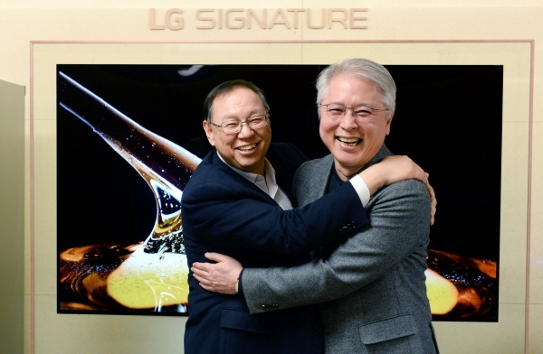 LG전자 조성진 부회장(왼쪽)이 28일 서울 여의도 트윈타워 집무실에서 LG전자 새 CEO에 선임된 권봉석 사장을 만나 축하 인사를 건네고 있다.