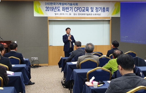 제 8대 한국기계설비기술사회 김회률 신임 회장이 인사말을 하고 있다.