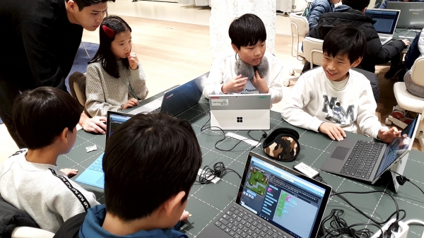 지난 11월 30일 SK텔레콤 서울 보신각점에서 초등생 대상 마인크래프트를 활용한 코딩 시범 교육을 하고 있다.