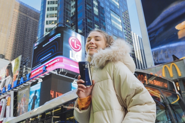 모델이 미국 뉴욕 타임스스퀘어에 위치한 LG전자 전광판 앞에서 LG G8X 씽큐를 소개하고 있다.