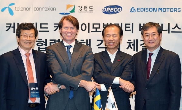(왼쪽부터) 강영권 에디슨모터스 대표, 마츠 륀드퀴스트 텔레노어커넥션 CEO, 최문순 강원도지사, 송신근 디피코 대표가 MOU를 체결했다.