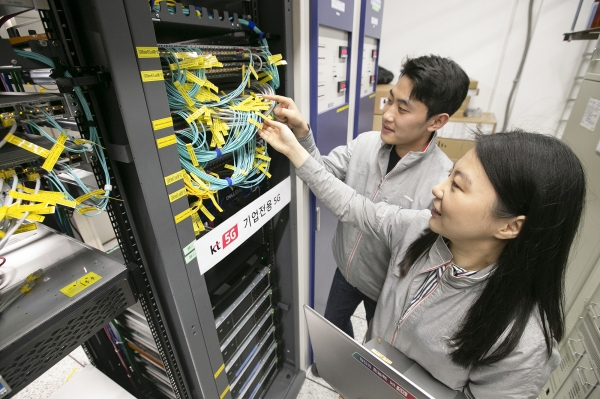 KT네트워크부문 직원들이 서울 구로국사에서 CUPS 기술이 적용된 5G 기업전용 시스템을 점검하고 있다.