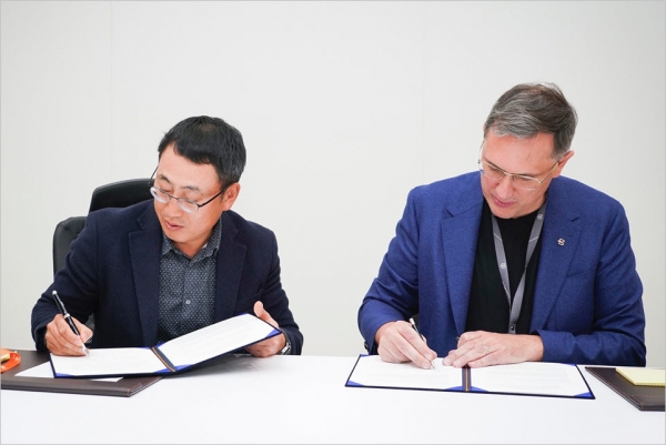 SK텔레콤 유영상 MNO 사업부장(왼쪽)과 바이톤 다니엘 키르헤르트 CEO가 7일(미국 현지시간) 미국 라스베이거스 CES 2020 현장에서 차세대 전기차 한국 출시를 위한 포괄적인 협력을 골자로 MoU를 체결하고 있다.