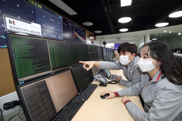 11일 경기 과천에 위치한 KT INS운용센터에서 KT 직원들이 스미싱을 모니터링하고 있다.