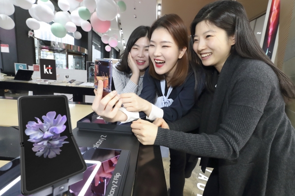 서울 광화문 KT스퀘어에서 고객들이 갤럭시 Z 플립을 사용하고 있다.