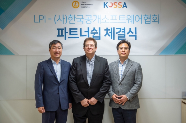 (왼쪽부터) OSBC 김택완 대표, LPI 에반 레이보비치 커뮤니티 개발이사, KOSSA 심호성 부회장이 파트너십을 체결했다.