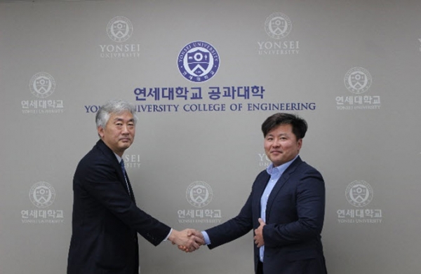명재민 연세대학교 공과대학장(왼쪽)과 김진현 이에이트 대표가 협약을 체결하고 있다.