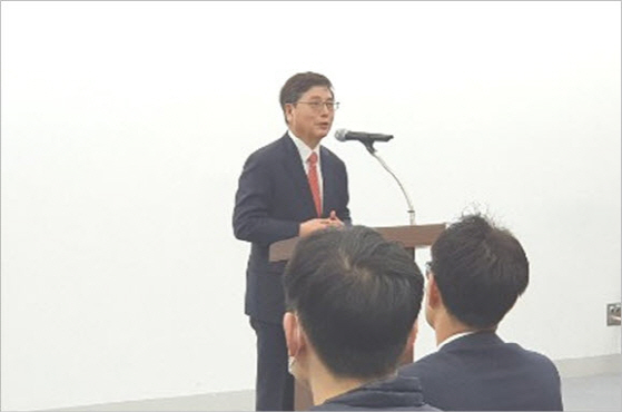 이홍구 수산아이앤티 사장이 취임사를 하고 있다.