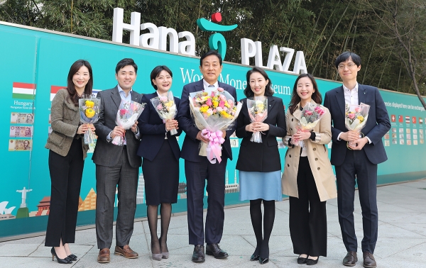 김정태 회장(가운데)이 23일 하나금융그룹 명동 사옥에서 코로나19로 지친 직원들에게 봄 기운 가득한 꽃을 선물하고 기념촬영을 하고 있다.
