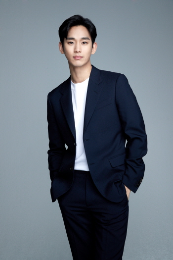 하나은행의 새 광고모델로 합류한 배우 김수현