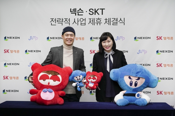 넥슨 김현 사업총괄 부사장(왼쪽)과 SK텔레콤 전진수 5GX서비스사업본부장이 양해각서를 체결했다.