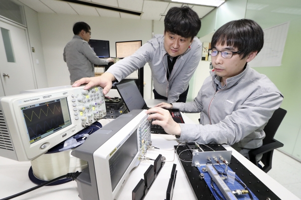 KT융합기술원 연구원들이 서초구 KT연구개발센터에서 양자 암호 통신 기술을 테스트하고 있다.
