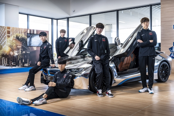 SK텔레콤 T1 LoL팀 선수들이 인천 영종도 BMW드라이빙센터에서 BMW 최신형 차량 앞에서 포즈를 취하고 있다.