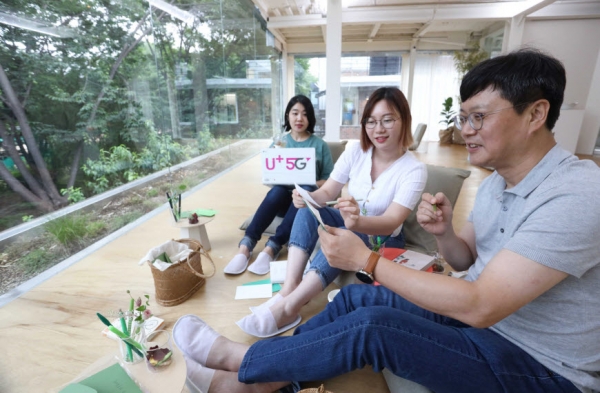 전략기획담당 박치헌 상무(오른쪽)가 신입사원 멘토들과 서울 성수동에서 MZ세대가 찾는 문화공간을 체험하고 있다.