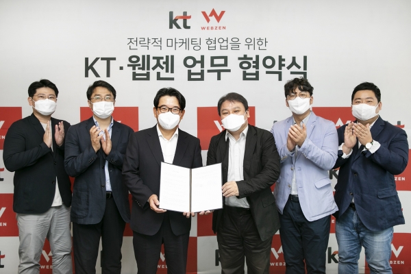 KT 커스터머부문신사업본부장 김훈배 전무(왼쪽에서 세 번째)와 웹젠의 김태영 대표(왼쪽에서 네 번째) 등 관계자들이 기념 촬영을 하고 있다.