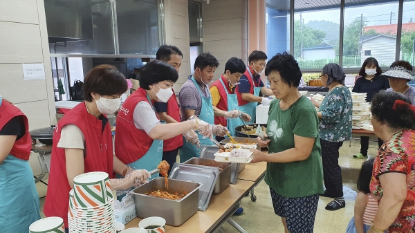 KT 임직원들이 7일부터 강원도 철원군 김화읍 생창리 마을회관에서 이재민과 자원봉사자를 대상으로 ‘사랑의 밥차’ 배식활동을 진행하고 있다.
