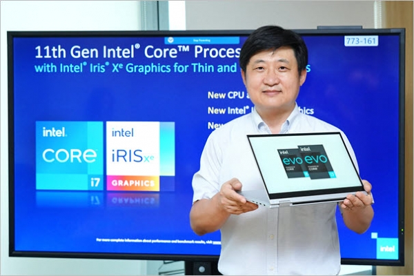 최원혁 인텔 코리아 상무가 인텔 11세대 모바일 프로세서가 탑재되었고 인텔 이보(Evo) 플랫폼 검증을 받은 삼성전자의 갤럭시북 플렉스 5G를 들고 있다.
