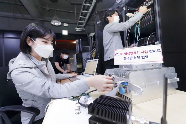 서울 우면동에 위치한 KT 융합기술원 5G 연구소에서 KT 연구원들이 5G 네트워크 장비를 테스트하고 있다.