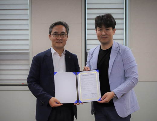 한국폴리텍대학 최무영 단장(왼쪽)과 유니버설로봇코리아 이내형 대표가 업무 협약을 체결하고 있다.