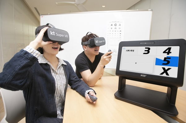KT와 고려대 의산단, 엠투에스가 협업해 출시한 슈퍼 VR의 ‘아이 닥터 라이트’로 이용자들이 눈 건강 측정을 하고 있다.