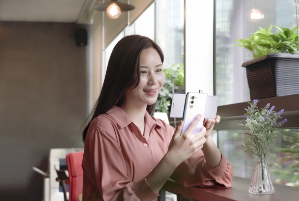 SK텔레콤 홍보모델이 편리하고 자유로운 멀티 스크린을 갖춘 ‘LG 윙(WING)’ 스마트폰을 살펴보고 있다.