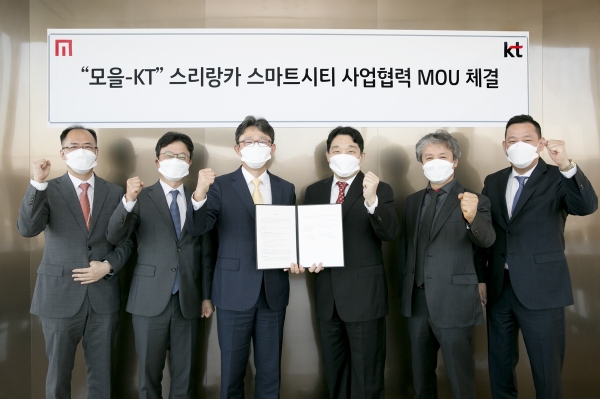 KT 광화문 사옥에서 박윤영 KT 기업부문장(중앙 왼쪽)과 김용욱 모을 대표(중앙 오른쪽) 등 관계자들이 MOU를 체결 후 기념사진을 촬영하고 있다.