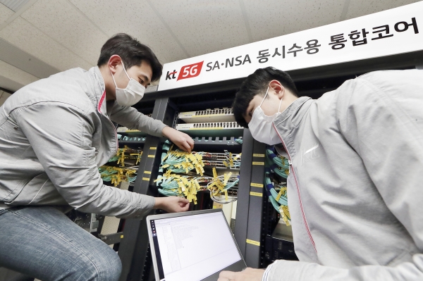 KT 네트워크 직원들이 서울 구로구 KT 구로타워에서 ‘5G SA-NSA 통합 코어망’을 점검하고 있다.