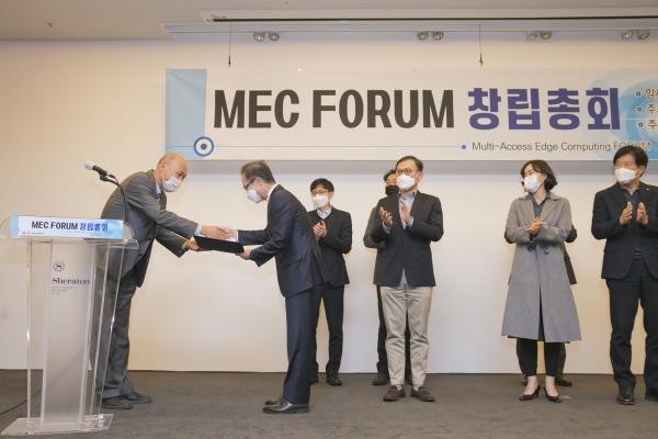 5일 서울 쉐라톤 팔래스 강남 호텔에서 열린 MEC포럼에서 KT AI/DX융합사업부문장 전홍범 부사장이 임명장을 수여 받고 있다.