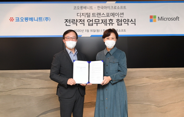 코오롱베니트 이진용 대표(왼쪽)와 한국마이크로소프트 이지은 대표가 양해각서(MOU)를 체결했다.