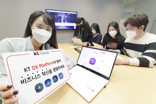 KT 관계자들이 KT DX 플랫폼 출시를 홍보하고 있다.