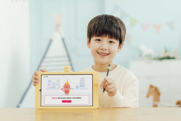 LG유플러스 모델이 가정학습 서비스 ‘U+초등나라’를 이용하고 있다.