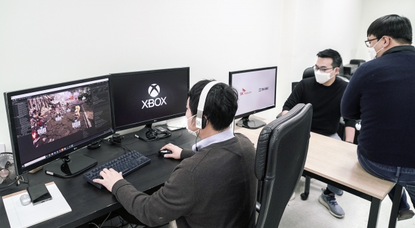 SKT 조재유 게임담당(가운데)과 티노게임즈 김동효 대표(오른쪽)가 Xbox에 출시되는 ‘네오버스’ 게임과 관련해 회의하고 있다.