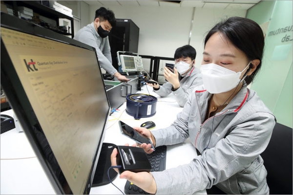 서울 서초구 KT연구개발센터에서 연구원들이 양자암호 비화통신 기술을 시연하고 있다.