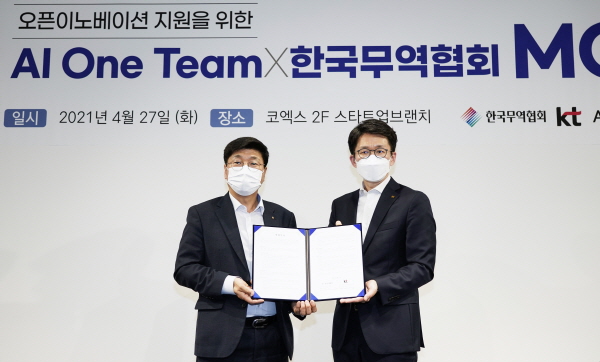 KT 최준기 AI/빅데이더사업본부장(오른쪽)과 한국무역협회 이동기 혁신성장본부장이 MOU 후 기념사진을 촬영하고 있다.