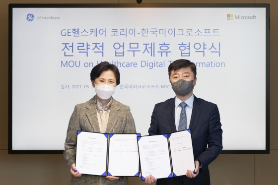 이지은 한국마이크로소프트 대표(왼쪽)와 강성욱 GE헬스케어코리아 사장이 지난 3일 열린 전략적 업무제휴 협약식에서 기념사진을 촬영하고 있다.