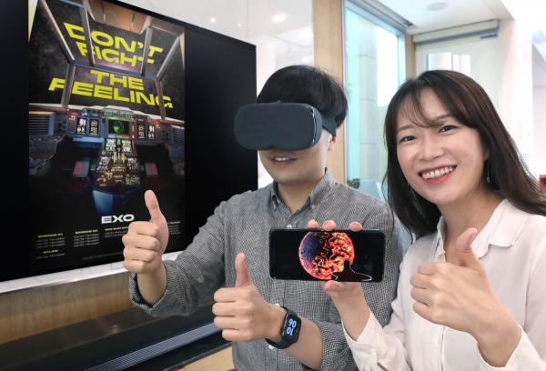 LG유플러스 관계자들이 내달 공개되는 아이돌그룹 ‘엑소(EXO)’의 VR 온라인 전시관을 알리고 있다.