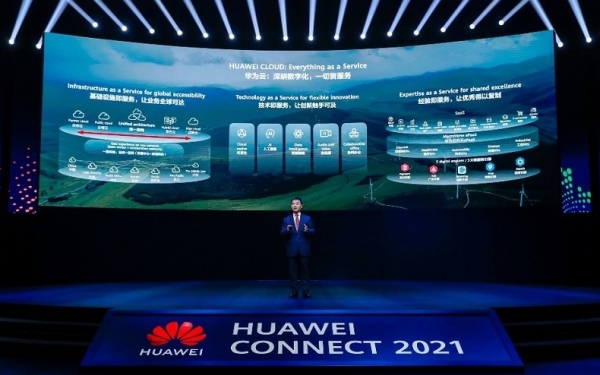장 평안 화웨이 클라우드 비즈니스 부문 CEO 겸 화웨이 소비자 클라우드 서비스 사장이 개최된 '화웨이 커넥트 2021' 행사에서 발표하고 있다.