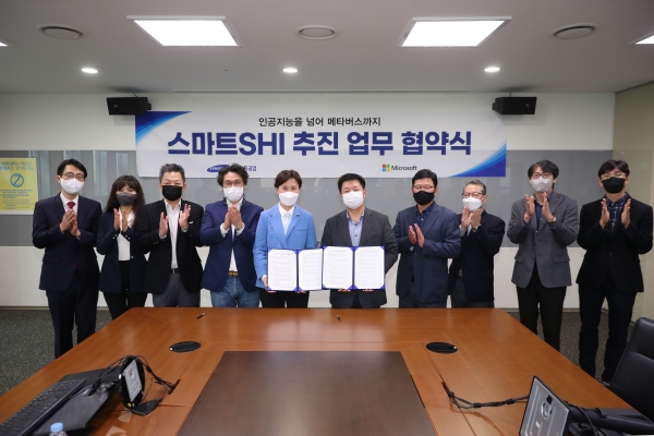 이지은 한국마이크로소프트 대표(왼쪽에서 5번째)와 배진한 삼성중공업 경영지원실장∙CFO(왼쪽에서 6번째) 등 양사 관계자들이 스마트 SHI 업무협약식에서 기념사진을 촬영하고 있다.