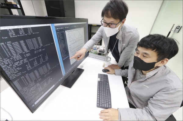 KT 융합기술원에서 KT 연구원들이 20kbps 장비를 테스트하고 있다.