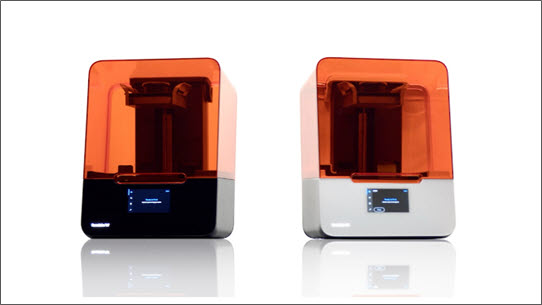 폼랩이 2022년에 주력할 SLA 3D 프린터 폼 3+(왼쪽)와 폼 3B+.