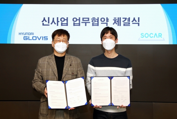 박재욱 쏘카 대표(오른쪽)와 김정훈 현대글로비스 대표가 업무제휴를 체결하고 기념촬영을 하고 있다.