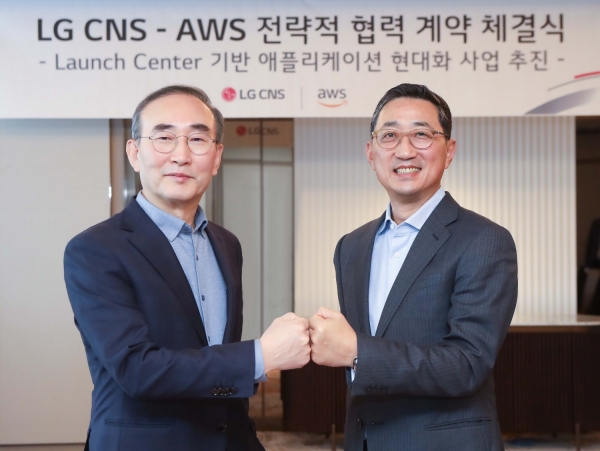 LG CNS 김영섭 대표(왼쪽)와 AWS코리아 함기호 대표가 '전략적 협력계약' 체결 후 기념촬영을 하고 있다.