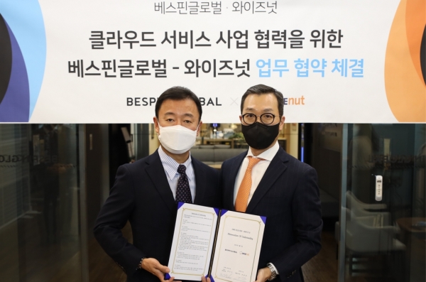 베스핀글로벌 장인수 한국 총괄 대표(왼쪽)와 와이즈넛 강용성 대표가 클라우드 서비스 사업 협력을 위한 MOU를 체결했다.