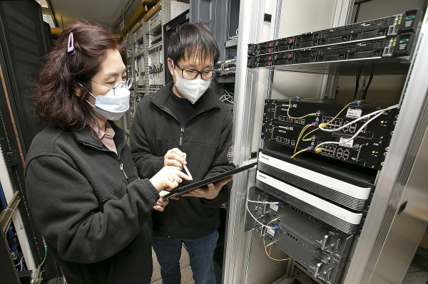 KT 연구원들이 하이브리드 양자암호 네트워크에서 서비스 품질을 평가하고 있다.