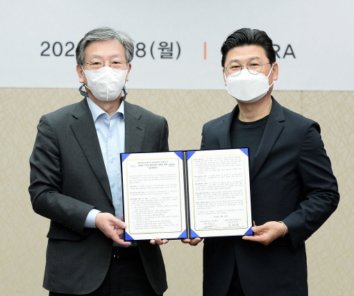 KOTRA 유정열 사장(왼쪽)과 네이버클라우드 박원기 대표가 업무제휴를 체결하고 기념촬영을 하고 있다.